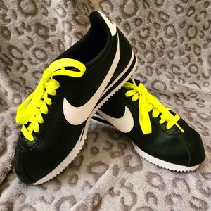 Nike Classic Cortez wms size 8 black and white